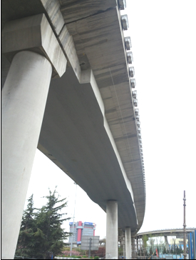 梁體粘貼碳纖維布，并進(jìn)行梁底修補(bǔ)