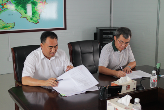 青島古鎮(zhèn)口海洋科技創(chuàng)新集團有限公司總經理丁長保與我公司總經理鞏光磊進行合同面簽